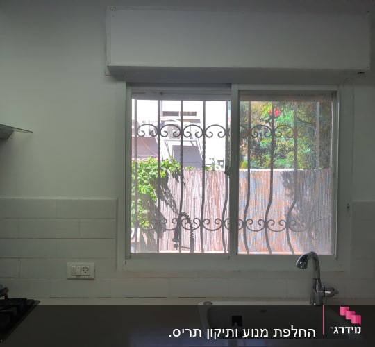 מטבח עם חלון ותריסים גלילה